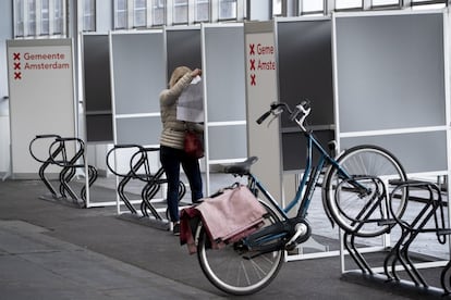 Una mujer votaba este lunes en un colegio de Ámsterdam para electores en bicicleta.