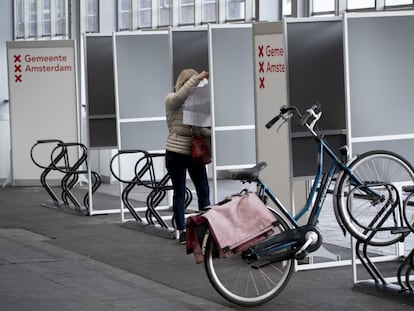 Una mujer votaba este lunes en un colegio de Ámsterdam para electores en bicicleta.