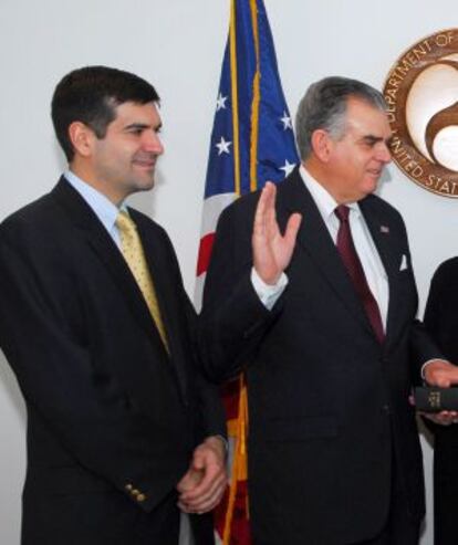 Entre los ciudadanos retenidos está Sam LaHood (Izda.), hijo del Secretario de Transporte Ray LaHood.