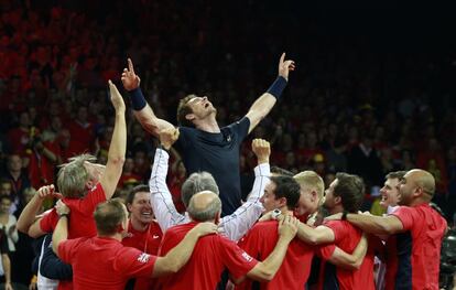 Andy Murray celebra con el equipo su victoria contra el belga David Goffin, en un partido de la Copa Davis, en 2015.