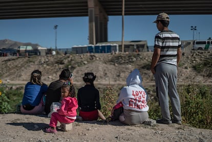 Migrantes venezolanos esperan en Ciudad Juárez (México), frente a la frontera con El Paso (Estados Unidos), el 21 de octubre de 2022.