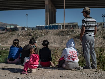 Migrantes venezolanos esperan en Ciudad Juárez (México), frente a la frontera con El Paso (Estados Unidos), el 21 de octubre de 2022.