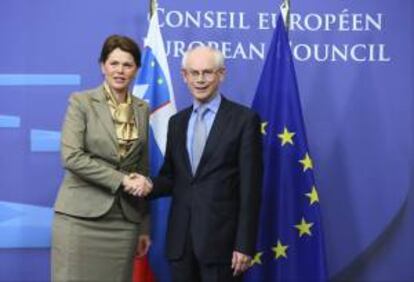 El presidente del Consejo Europeo, Herman Van Rompuy (dcha), posa junto a la primera ministra de Eslovenia, Alenka Bratusek (izda), ayer ante de la celebración de una reunión en la sede de la Consejo Europeo en Bruselas, Bélgica.