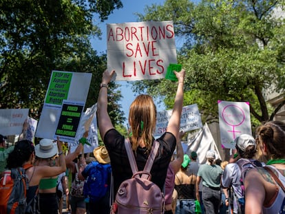 Activistas del derecho al aborto marchan fuera del Centro de Convenciones de Austin el pasado 14 de mayo en Austin.