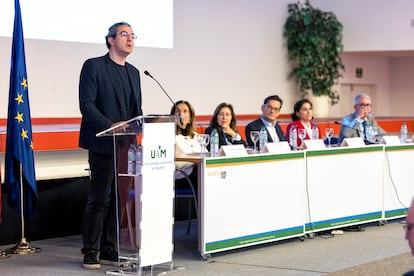 El escritor Juan Gabriel Vásquez, la vicerrectora de Posgrado de la UAM, Isabel Alonso; la rectora de la UAM, Amaya Mendikoetxea; el presidente de PRISA, Joseph Oughourlian; la directora de Comunicación y Relaciones Institucionales de CaixaBank, Luisa Martínez Gistau; y el director de la Escuela de Periodismo, Javier Moreno.