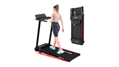 Cinta de correr en casa sobre fondo blanco.