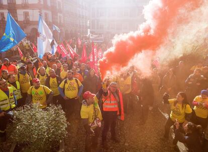 Los trabajadores de Alcoa de Asturias y Galicia, durante la movilización que han protagonizado para que sus fábricas no cierren. Han pedido la intervención del Estado para garantizar la producción de aluminio en España y, en consecuencia, el mantenimiento de los 686 puestos de trabajo que peligran. La marcha ha partido de las localidades de Castropol (Asturias) y de Ribadeo (Galicia). Todos los manifestantes se han encontrado en la localidad asturiana de Vegadeo.