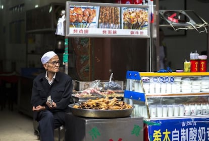 Un hombre en su puesto de comida en la ciudad china de Xian.