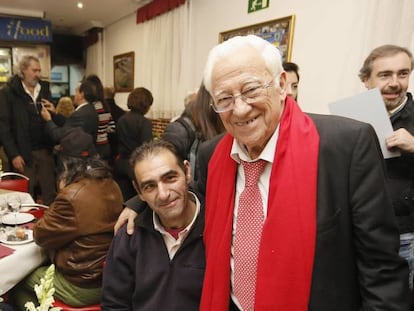 El Padre Angel en la inauguraci&oacute;n del restaurante Robin Hood destinado a dar de cenar a las personas sin techo.