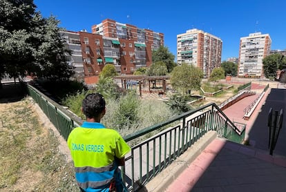 Edificios en el barrio del Pilar, cerca a la plaza de Tuy, el pasado 22 de julio. La construcción del barrio comenzó en los años sesenta, promovida por José Banús. Se construyeron grandes bloques de vivienda, la mayoría social. Actualmente, los edificios se mantienen y continúa siendo un barrio fundamentalmente residencial.