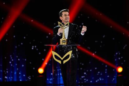 Arturo Valls con el trofeo que se lleva el ganador de 'Mask Singer: adivina quién canta'.