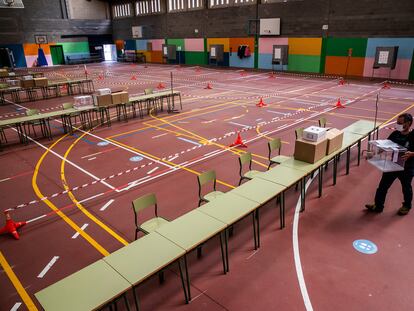 Pabellón de un colegio electoral en Galicia, el pasado 12 de julio, adaptado a las limitaciones de movilidad.