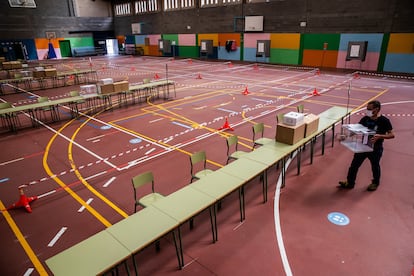 Pabellón de un colegio electoral en Galicia, el pasado 12 de julio, adaptado a las limitaciones de movilidad.