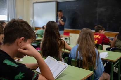 Alumnos durante la hora de lectura en una clase en un instituto de la provincia de Barcelona.