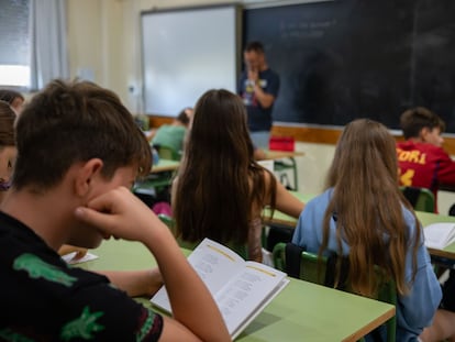 Alumnos durante la hora de lectura en una clase en un instituto de la provincia de Barcelona.