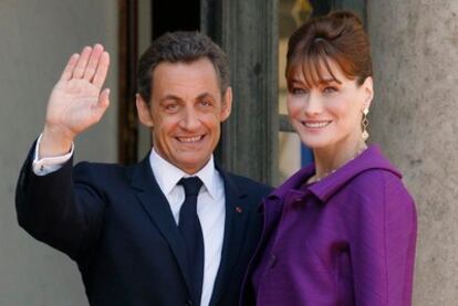 El presidente francés Nicolas Sarkozy y su esposa Carla Bruni Sarkozy, a su llegada al Palacio del Elíseo.