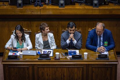 El abogado Ángel Valencia (derecha), junto a la ministra del Interior Carolina Toha (segunda de izquierda a derecha), durante su ratificación como Fiscal Nacional, el 9 de enero de 2023.