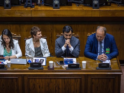 El abogado Ángel Valencia (derecha), junto a la ministra del Interior Carolina Toha (segunda de izquierda a derecha), durante su ratificación como Fiscal Nacional, el 9 de enero de 2023.