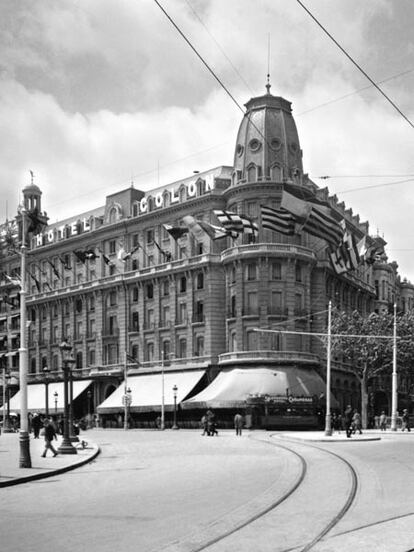 Hotel Colon (actualmente desaparecido) en plaza de Catalunya. 1916 - 1918. -FOTO: ALFREDO ZERKOWITZ.
