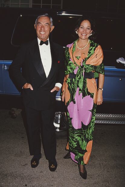 Barbara y Henryk de Kwiatkowski a su llegada a la inauguración de The Andy Warhol Museum en 1994. Ella lleva un vestido con el estampado de flores del artista.
