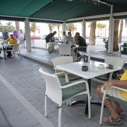 Ambiente en una terraza en la isla canaria de La Gomera. La fase 1 arranca este lunes en las islas canarias de El Hierro, La Graciosa y La Gomera y de la isla balear de Formentera, mientras que en el resto del territorio español comienza la fase 0