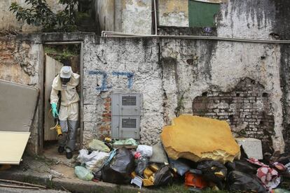 Agentes municipais de S&atilde;o Paulo fazem fumiga&ccedil;&atilde;o.