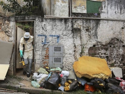 Agentes municipais de S&atilde;o Paulo fazem fumiga&ccedil;&atilde;o.