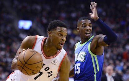 Kyle Lowry se zafa de Delon Wright.