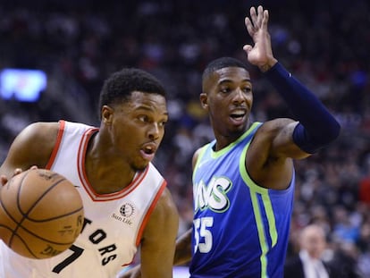 Kyle Lowry se zafa de Delon Wright.