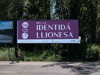 Un cartel anuncia el Día de la Identidad Leonesa.