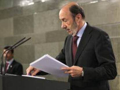 El secretario general del PSOE, Alfredo Pérez Rubalcaba, en la rueda de prensa tras la reunión que mantuvo ayer en el Palacio de la Moncloa con el presidente del Gobierno, Mariano Rajoy, para escenificar el acuerdo al que han llegado con el fin de que España lleve una posición común al Consejo Europeo de la próxima semana.