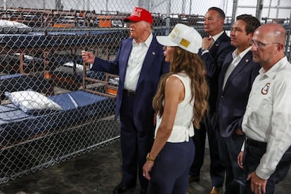 Donald Trump, Ron DeSantis y Kristi Noem visitan el centro detención para migrantes 'Alligator Alcatraz', en Florida.
