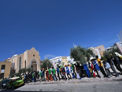 Los migrantes esperaban en fila para ser trasladados a otros lugares desde la isla de Lampedusa, en el sur de Italia, el viernes.