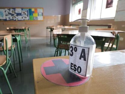 Una aula buida en una escola tancada per la pandèmia.