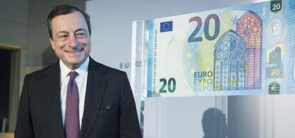 El presidente del Banco Central Europeo (BCE), Mario Draghi, durante la presentaci&oacute;n del nuevo billete de 20 euros en el BCE, en Fr&aacute;ncfort (Alemania), el pasado febrero.