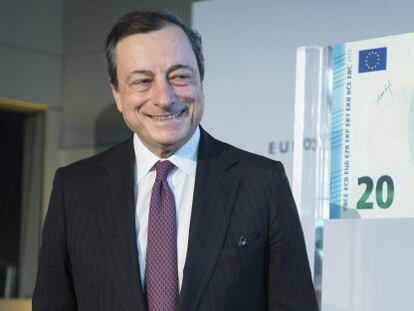 El presidente del Banco Central Europeo (BCE), Mario Draghi, durante la presentaci&oacute;n del nuevo billete de 20 euros en el BCE, en Fr&aacute;ncfort (Alemania), el pasado febrero.
