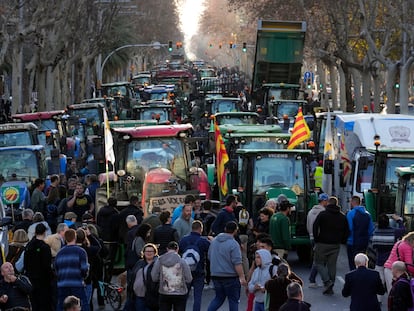 Decenas de tractores en la Avenida Diagonal, en el centro de Barcelona, durante la marcha agrícola del 7 de febrero.