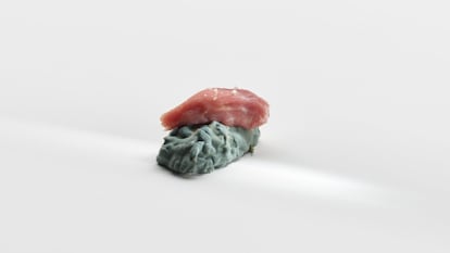 'Utopía'. Ternera roqueforti. Este plato que asemeja un nigiri de restaurante japonés pertenece al menú de Mugaritz de 2021. Es una pieza de carne de ternera sobre arroz inoculado con 'Penicillium roqueforti', que recuerda al famoso queso azul.