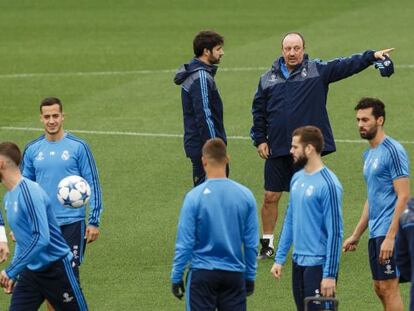 Rafa Benítez habla con el doctor Mas, miembro del cuerpo médico del Madrid, durante el entrenamiento de hoy en Valdebebas