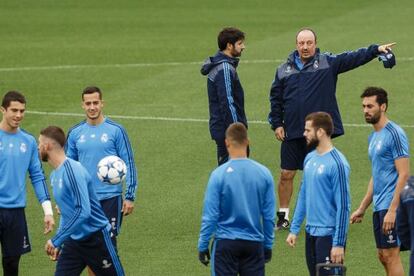 Rafa Benítez habla con el doctor Mas, miembro del cuerpo médico del Madrid, durante el entrenamiento de hoy en Valdebebas