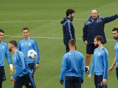 Rafa Benítez habla con el doctor Mas, miembro del cuerpo médico del Madrid, durante el entrenamiento de hoy en Valdebebas