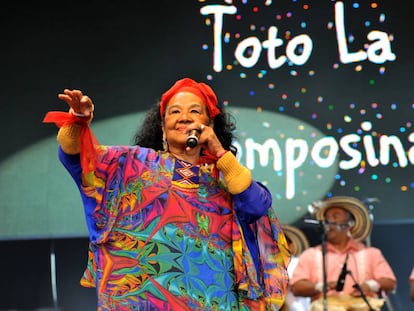 Toto La Momposina durante un concierto en Wiltshire, England en 2015.