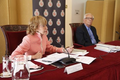 La presidenta del Consejo, María Teresa Fernández de la Vega, y el consejero permanente y coordinador de la memoria, Fernando Ledesma Bartre.