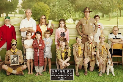 Moonrise Kingdom

El primer amor, contado por Wes Anderson. Si en la preciosista (y preciosa) filmografía del director es casi imposible encontrar algún trabajo que no conmueva de forma inmediata, su emocional aproximación a la huida de un campamento de verano por parte de dos jóvenes amantes es quizás la más cautivadora de todas ellas.