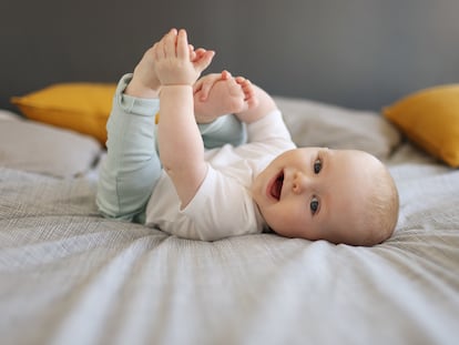 En el desarrollo del bebé desde el nacimiento existen lo que se llaman hitos. Hay varios y se van alcanzando durante los primeros años de vida.