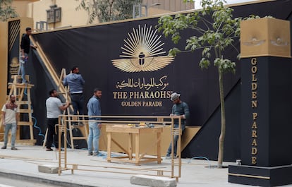 Trabajos de preparación de las calles de El Cairo para el desfile.