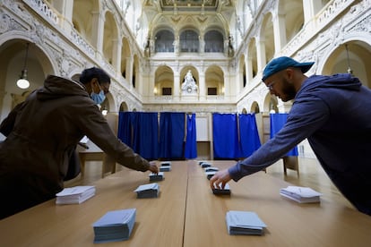 Dos votantes en un colegio electoral de Lyon, este domingo. Francia decide este domingo si quiere que el centrista Emmanuel Macron (Amiens, 44 años) gobierne otros cinco años o si prefiere apostar por la candidata de extrema derecha Marine Le Pen (Neuilly-sur-Seine, 53 años), que por segunda vez consecutiva ha logrado llegar a la segunda vuelta de las elecciones presidenciales del país.