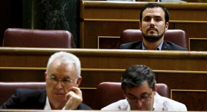 Cayo Lara, José Luis Centella y Alberto Garzón, en el Congreso.