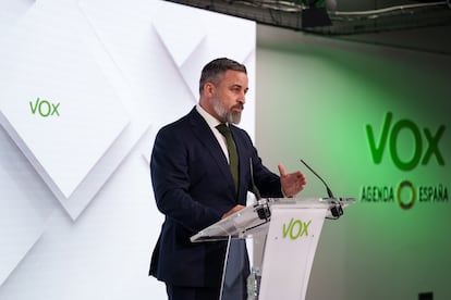 El presidente de Vox, Santiago Abascal, durante la rueda de prensa de este lunes.