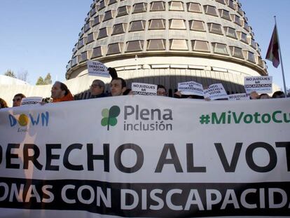 Una protesta, este miércoles, ante el Constitucional.